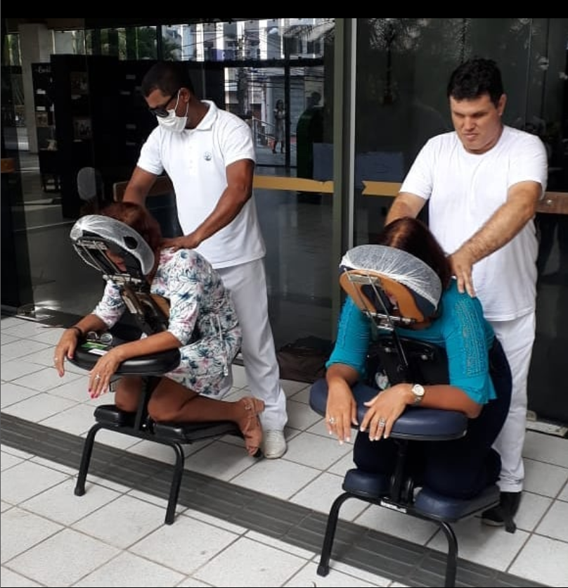 Projeto Massagem às cegas, em Salvador (BA). (crédito: divulgação)