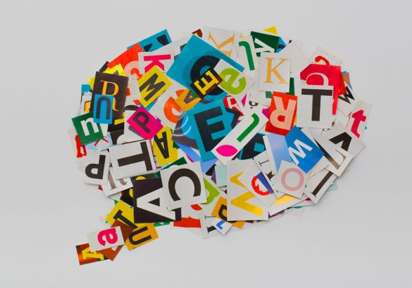 Arte, do fundo cinza, contendo um balão de pensamento composto por recortes de letras de revistas.