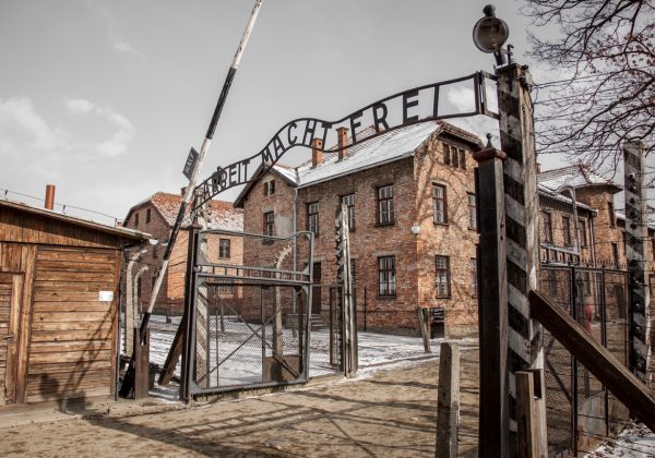 Foto do portão do campo de concentração de Auschwitz.