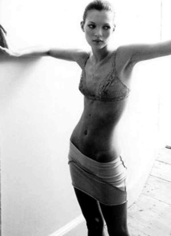 Foto Kate Moss posando para uma foto