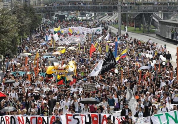 Marcha de jovens na Colômbia