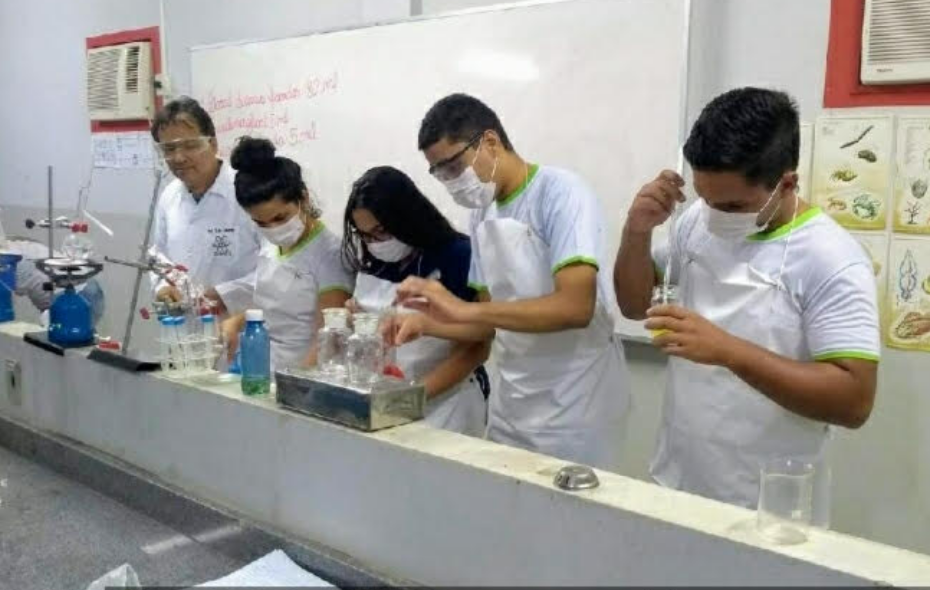 alunos produzem perfume em aula de química no laboratório